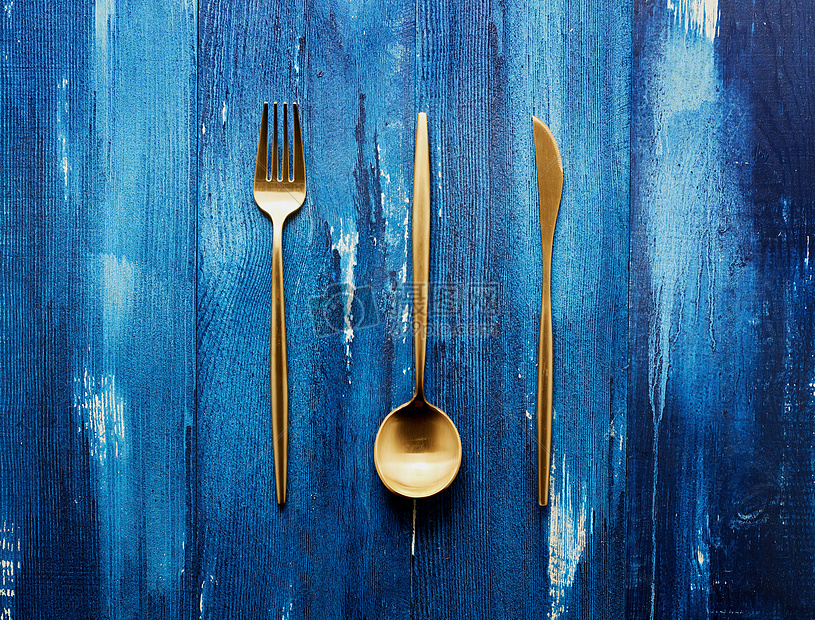 刀叉勺蓝色背景图片