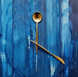 刀叉勺蓝色背景时间钟厨具背景图片
