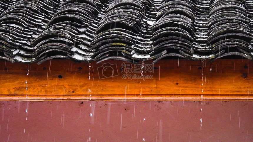 雨中的瓦片房屋特写图片