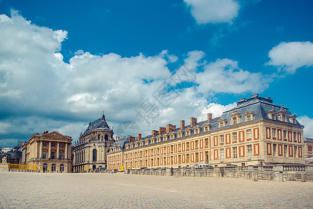 欧洲古典建筑蓝天白云下的法国凡尔赛宫背景