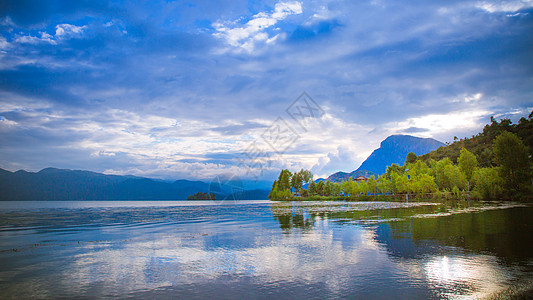 洱海美景远方的彩云背景