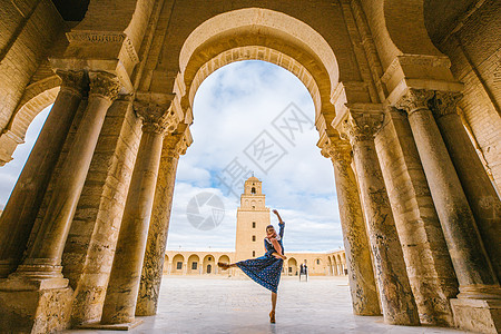 世界第三清真寺突尼斯凯鲁万奥克巴大清真寺里跳舞的女性背景