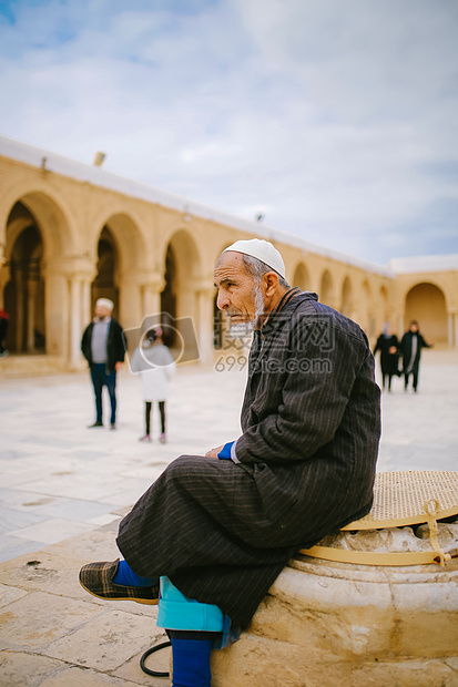 北非明珠突尼斯凯鲁万奥克巴大清真寺里的老人图片