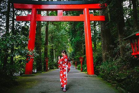 红色背景人物日本箱根神社和服鸟居背景