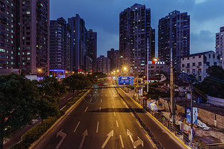 城市夜晚马路车流图片