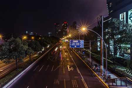 城市夜晚马路车流图片