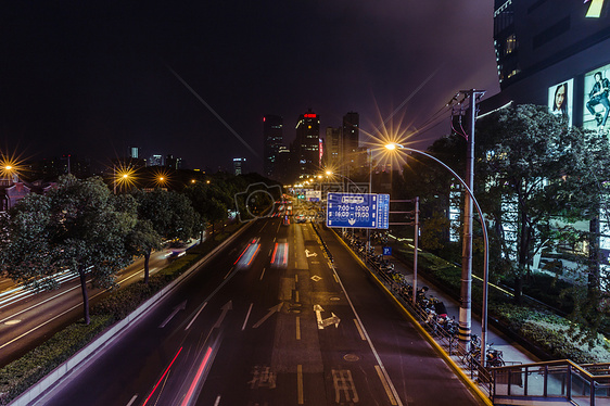 城市夜晚马路车流图片