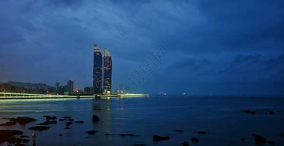 彩色水厦门双子塔夜景背景