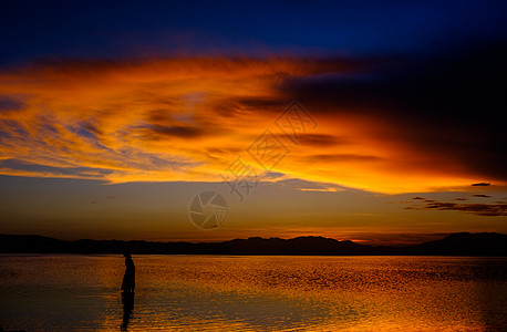 彩色照片茶卡盐湖夕阳倩影背景