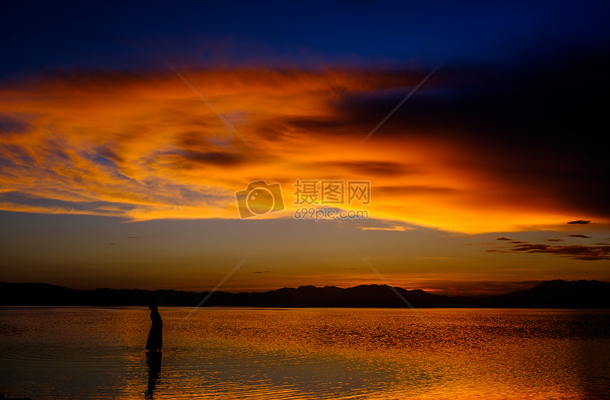 茶卡盐湖夕阳倩影图片