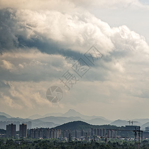 风雨欲来的山中城市图片
