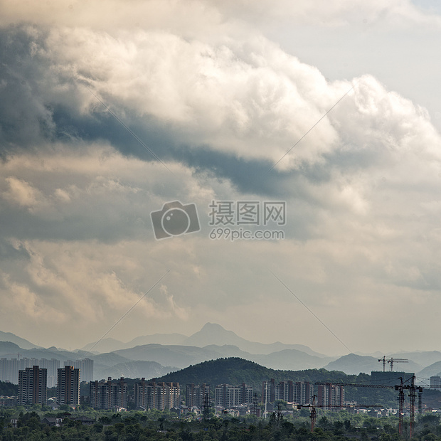 风雨欲来的山中城市图片