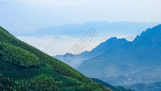 禅意风景云雾缠绕中的山脉背景