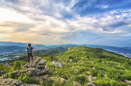 远行登山登山旅游高清图片