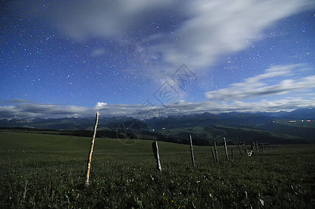 新疆喀拉峻草原夜色动态云星空背景