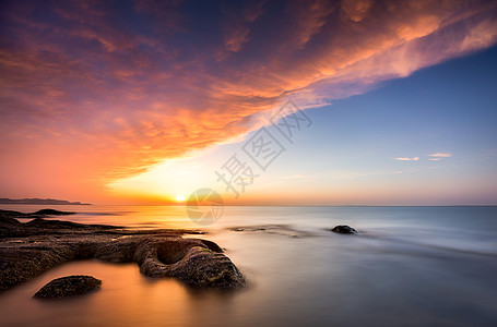 海上夕阳鳄鱼探海火烧云背景