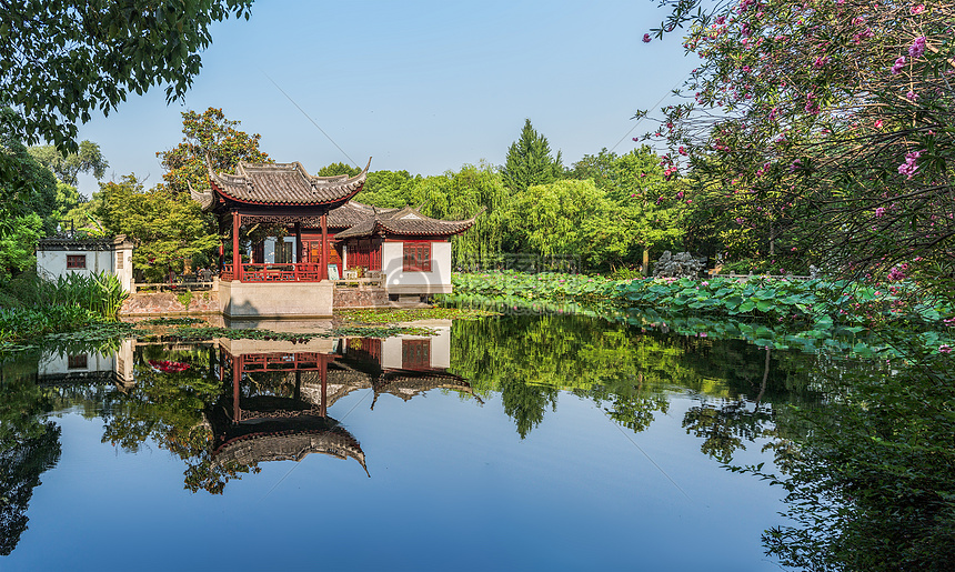 夏季荷塘与古建筑图片