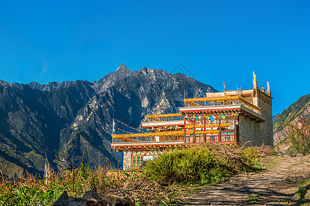 墨尔多神山与藏居背景