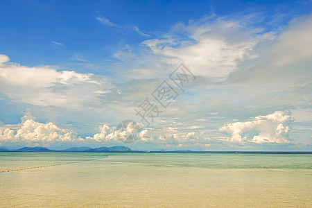 蓝天白云大海蓝天白云的马来西亚沙巴海边背景