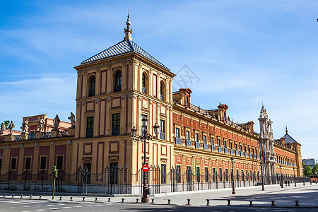 欧式建筑街道市政厅高清图片