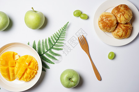 餐桌上的食物摆盘图片