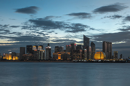 建筑倒影钱江新城夜景城市美景背景