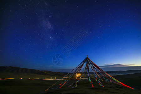 草原之夜夜空下的经幡背景