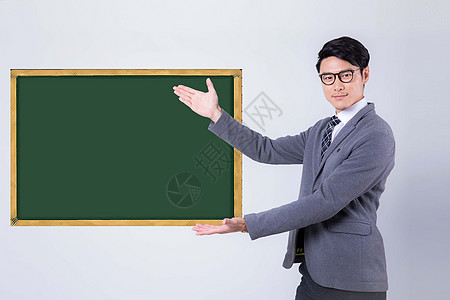 手持黑板讲课的男人图片