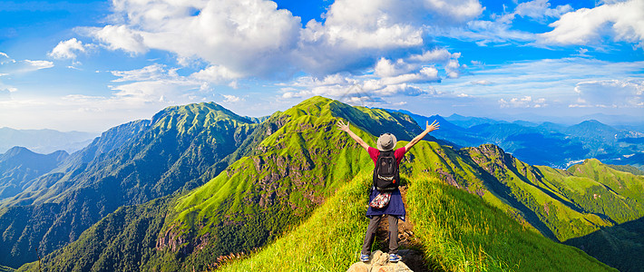 登山拥抱大自然背景