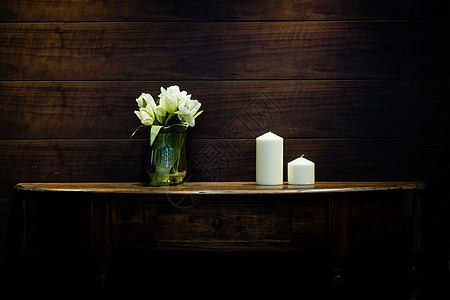 欧式书桌上的蜡烛和花瓶高清图片