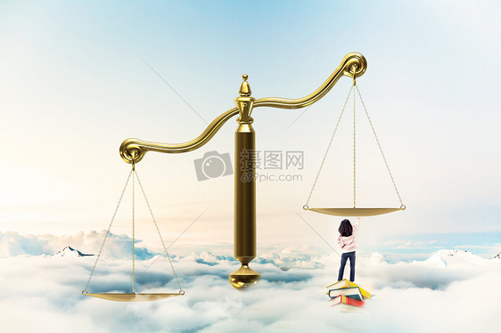 倾斜的天平秤