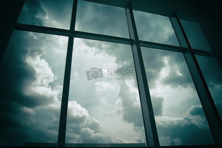 窗户外阴云密布的天空图片