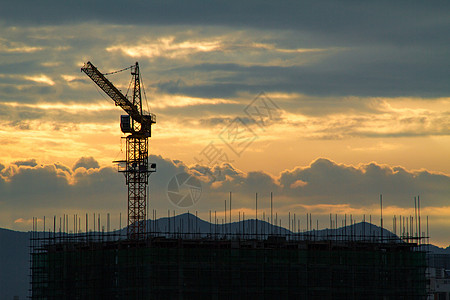 日出时的建筑工地塔吊图片素材