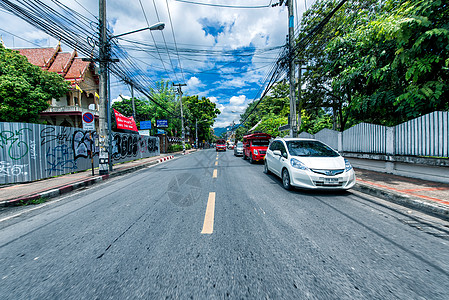 路上的行人清迈街景背景