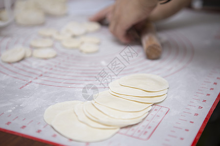 全家吃饭手擀饺子皮背景