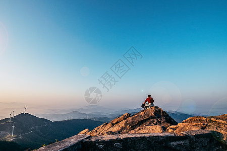 红色大气背景山顶一览众山小背景