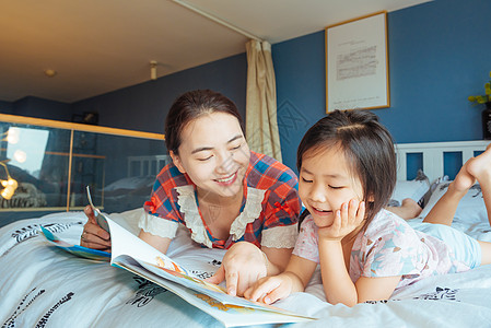 国外学生素材温馨家庭卧室亲子背景