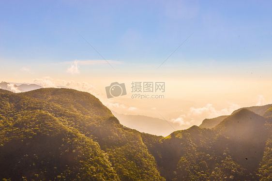 山峰远方日出图片