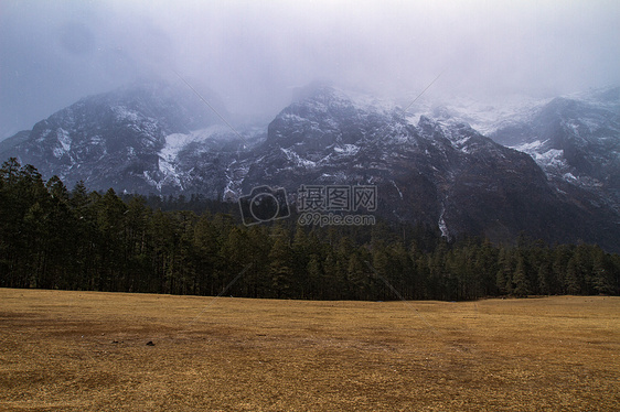 云雾缭绕的玉龙雪山图片