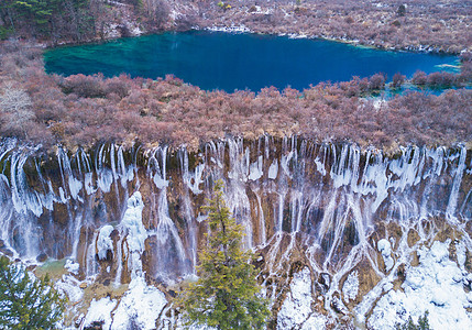 蓝色雪花航拍冬季九寨沟诺日朗瀑布背景