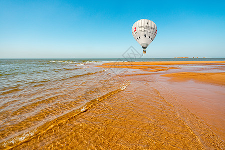 海浪沙滩热气球背景图片