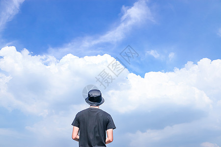雨伞和云彩抬头望着蓝天白云的人背景