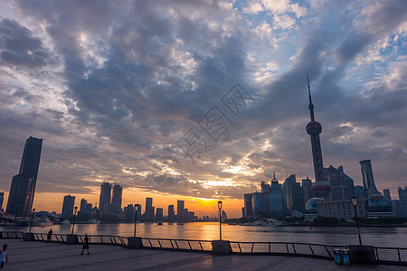 日出的上海各样的人们在外滩活动背景