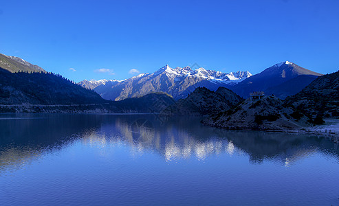 线条大气科技感雪山湖泊背景