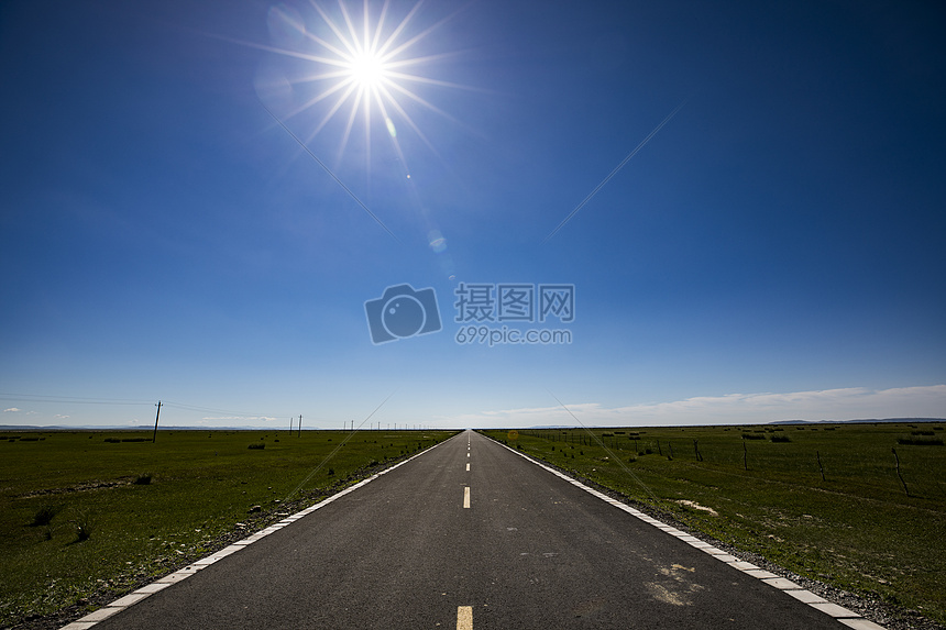 广阔草原上的一条公路图片