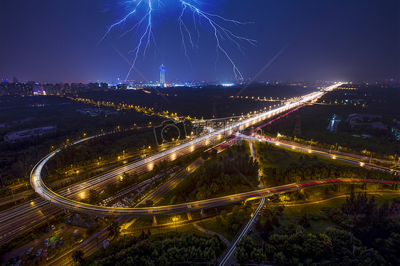  雷电下的夜景城市图片