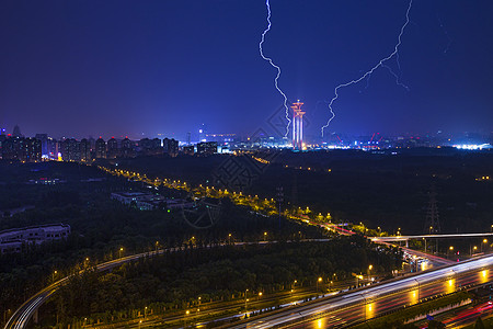 钉子塔 雷电下的夜景城市背景