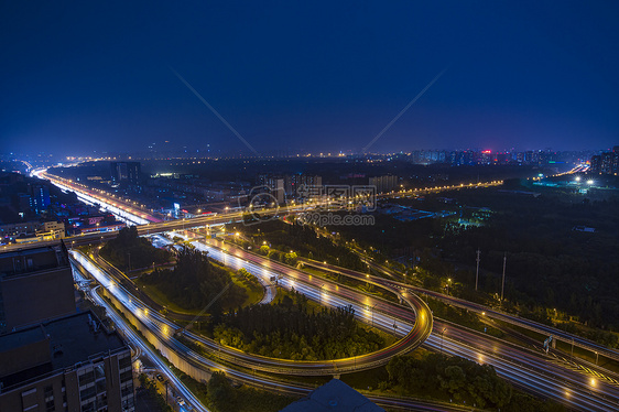 夜景城市的桥图片