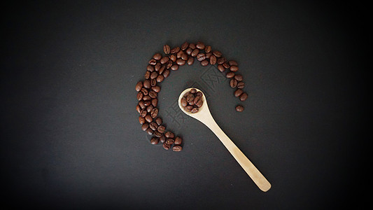 咖啡放在麻布上的木勺和咖啡豆高清图片