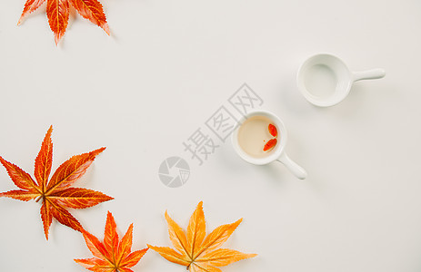 文艺风格餐桌秋天的枫叶背景